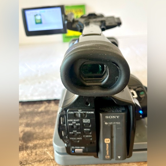 Sony HVR-Z1U 3CCD 1080i HDV Digital HD MiniDVCAM Video Camera Recorder Camcorder - Picture 17 of 17